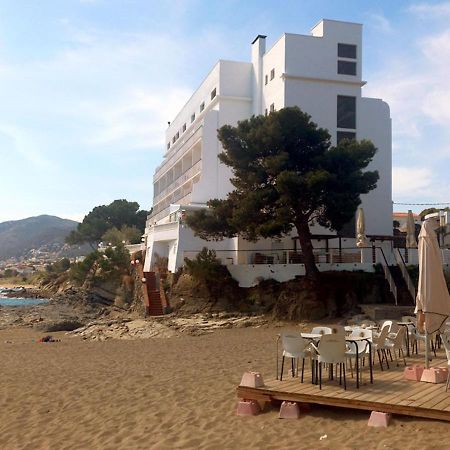 2-Bedroom Brand New Apartment Steps From The Beach Llança Buitenkant foto