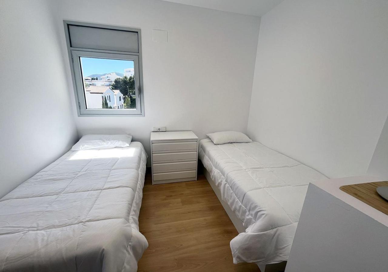 2-Bedroom Brand New Apartment Steps From The Beach Llança Buitenkant foto