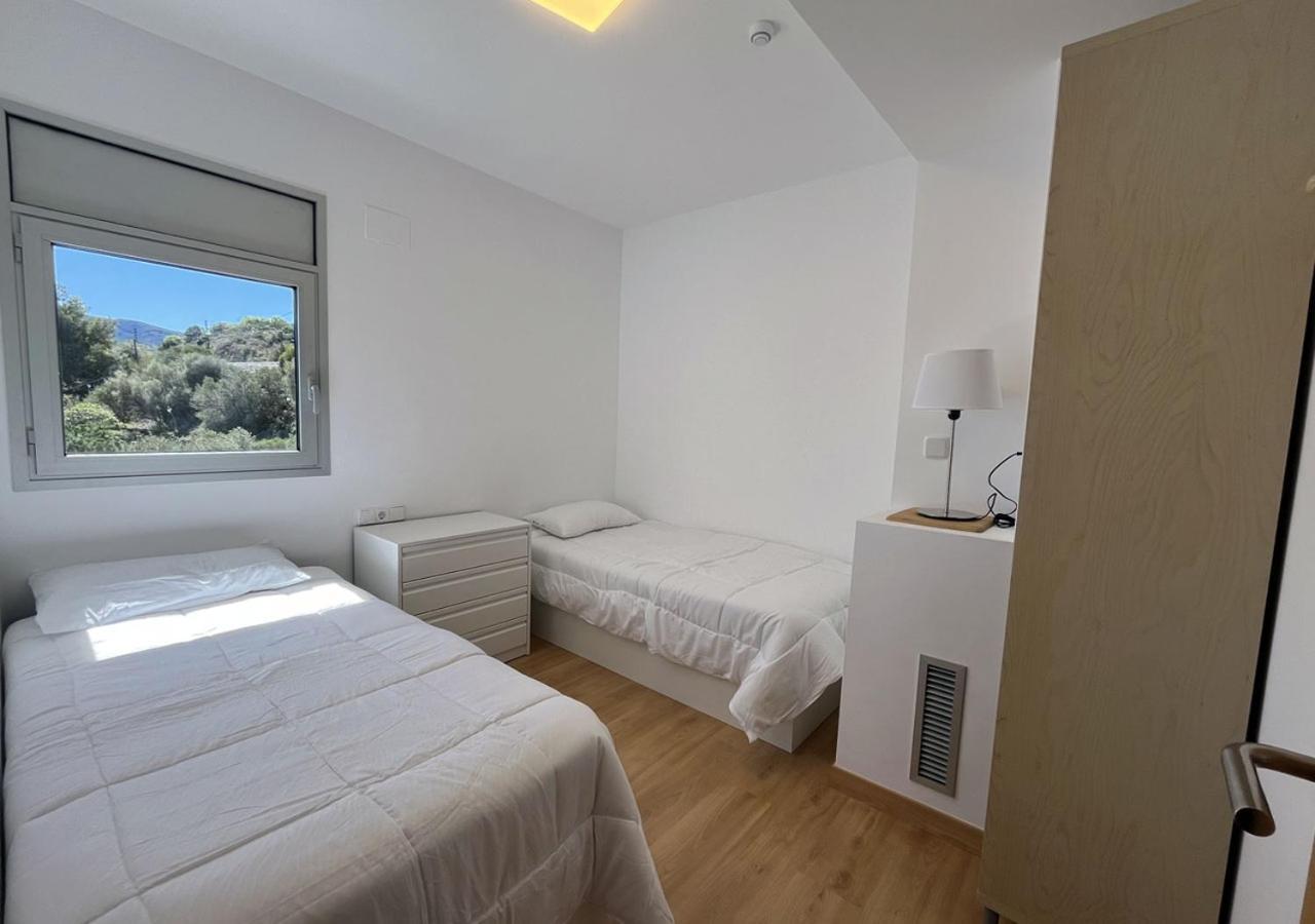 2-Bedroom Brand New Apartment Steps From The Beach Llança Buitenkant foto