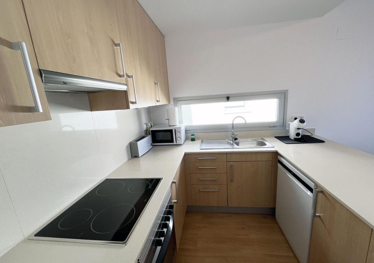 2-Bedroom Brand New Apartment Steps From The Beach Llança Buitenkant foto