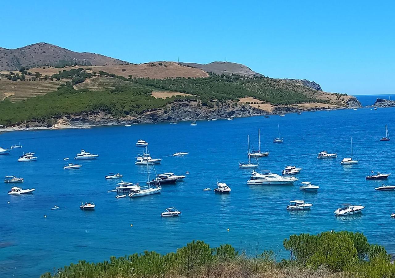 2-Bedroom Brand New Apartment Steps From The Beach Llança Buitenkant foto