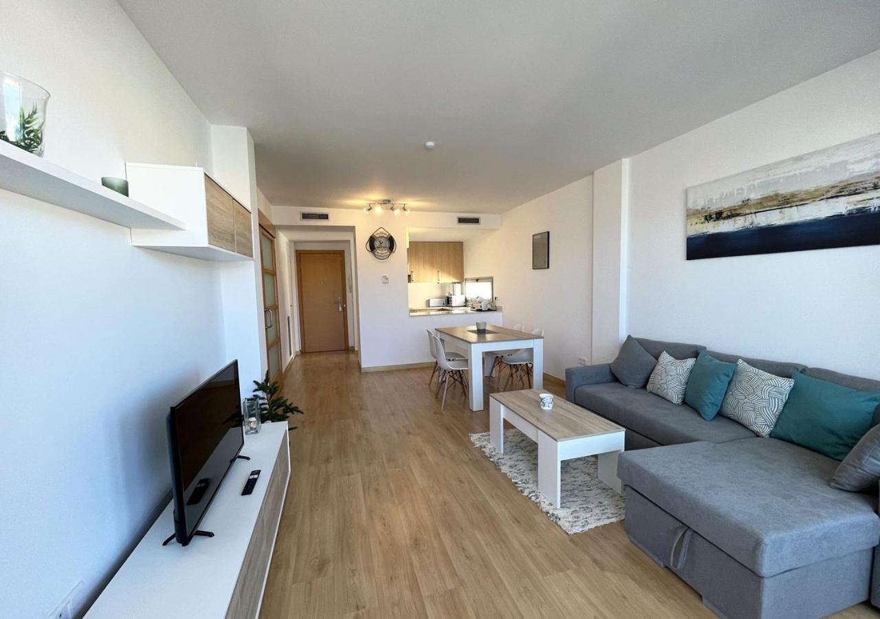 2-Bedroom Brand New Apartment Steps From The Beach Llança Buitenkant foto