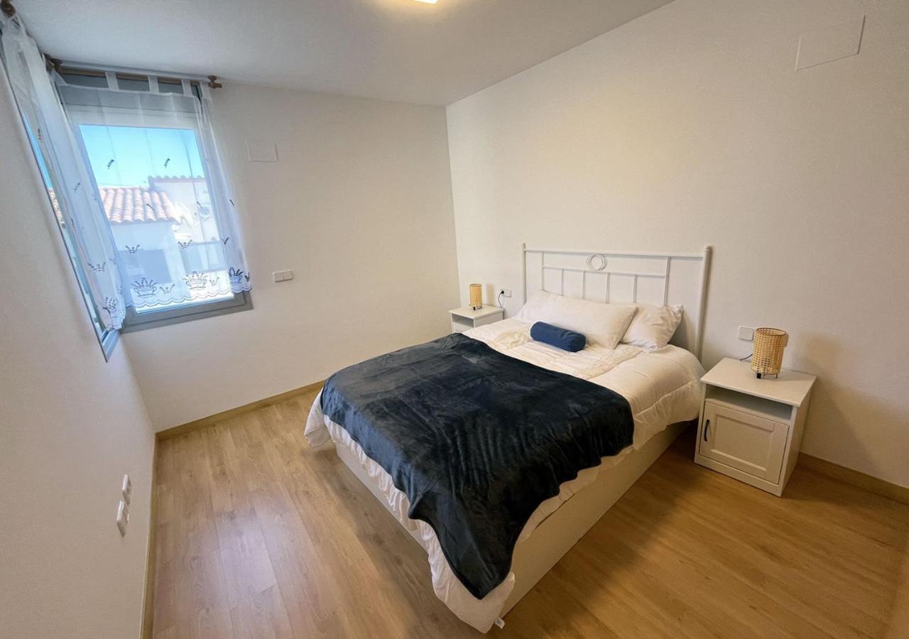 2-Bedroom Brand New Apartment Steps From The Beach Llança Buitenkant foto