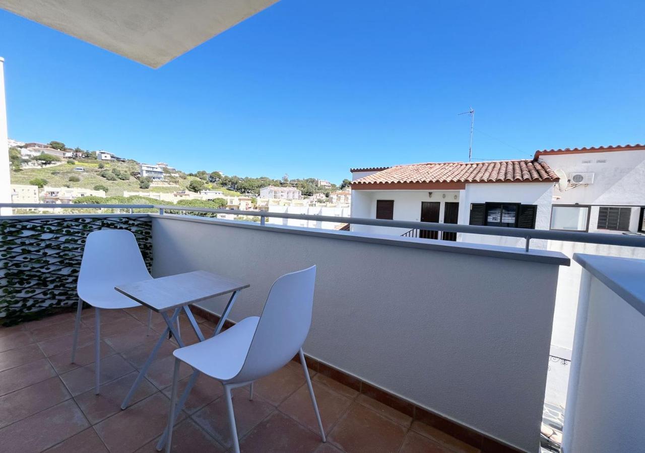 2-Bedroom Brand New Apartment Steps From The Beach Llança Buitenkant foto