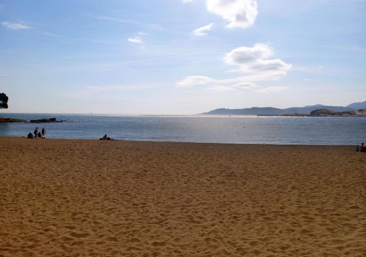 2-Bedroom Brand New Apartment Steps From The Beach Llança Buitenkant foto
