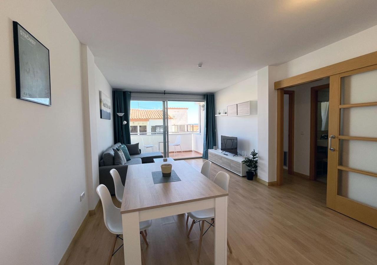 2-Bedroom Brand New Apartment Steps From The Beach Llança Buitenkant foto