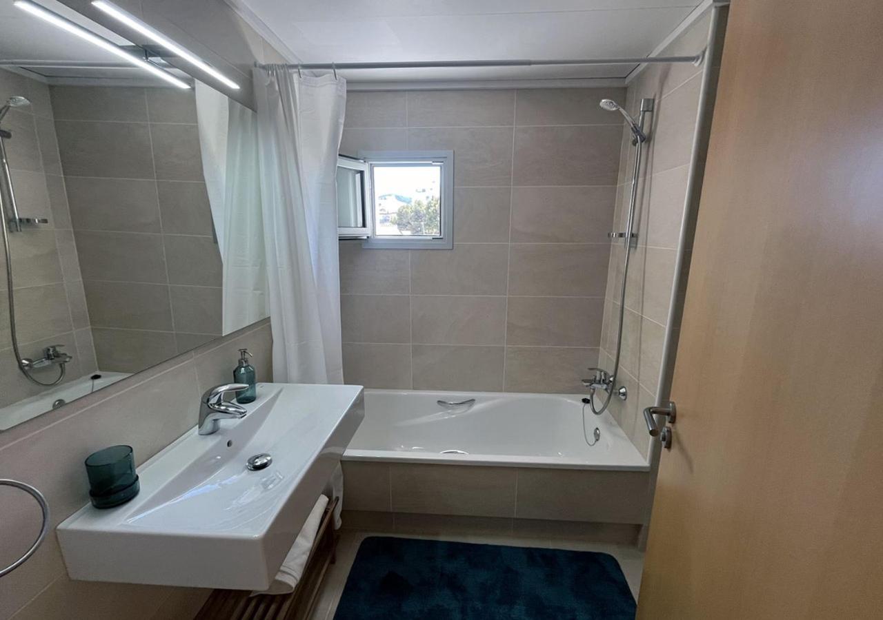 2-Bedroom Brand New Apartment Steps From The Beach Llança Buitenkant foto